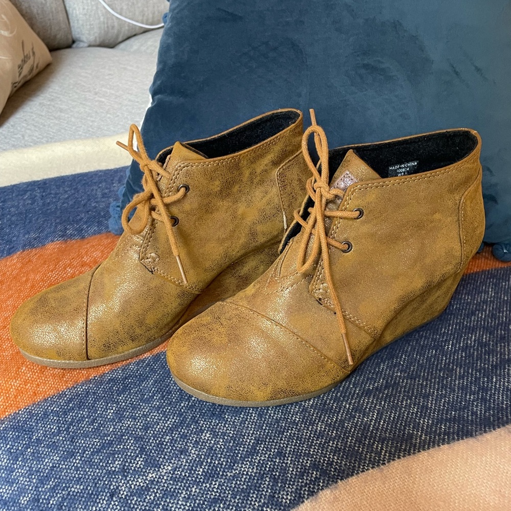 Toms-Dress up or down wedge